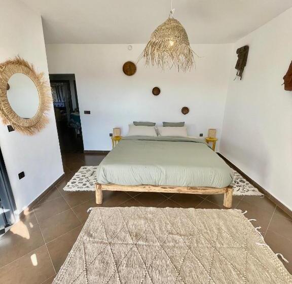 هتل Chill House Surf Camp