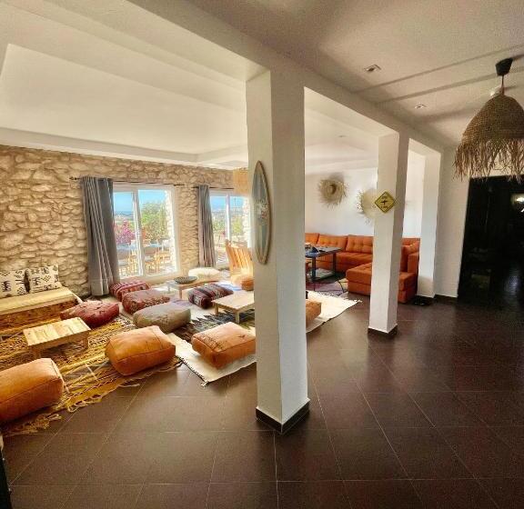 בית מלון כפרי Chill House Surf Camp