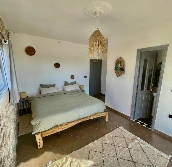 هتل Chill House Surf Camp