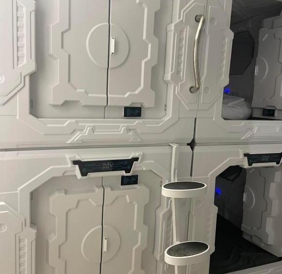 בית מלון כפרי Galactic Star Wars Getaway Sleep Pods For Eight