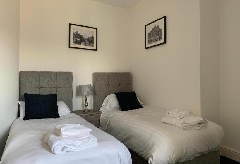 Отель Market Place Serviced Apartments, Leek