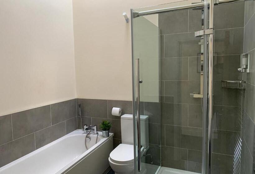 Отель Market Place Serviced Apartments, Leek