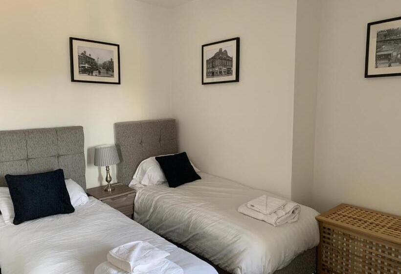 Отель Market Place Serviced Apartments, Leek