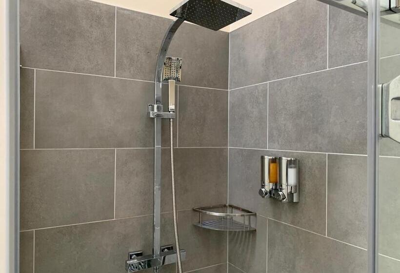 Отель Market Place Serviced Apartments, Leek