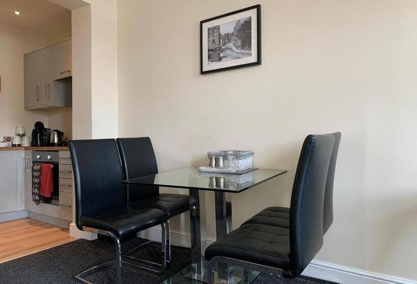 Отель Market Place Serviced Apartments, Leek