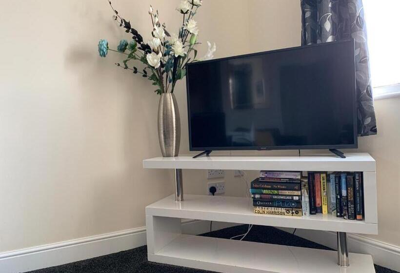 Отель Market Place Serviced Apartments, Leek