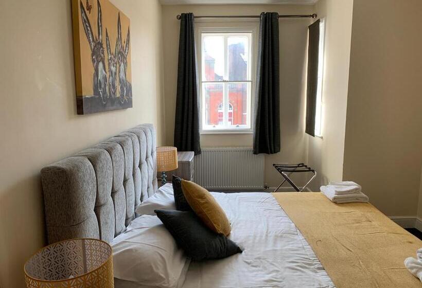 Отель Market Place Serviced Apartments, Leek