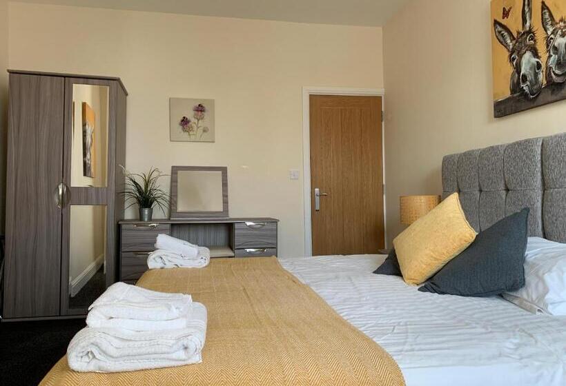 Отель Market Place Serviced Apartments, Leek