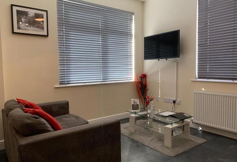 Отель Market Place Serviced Apartments, Leek