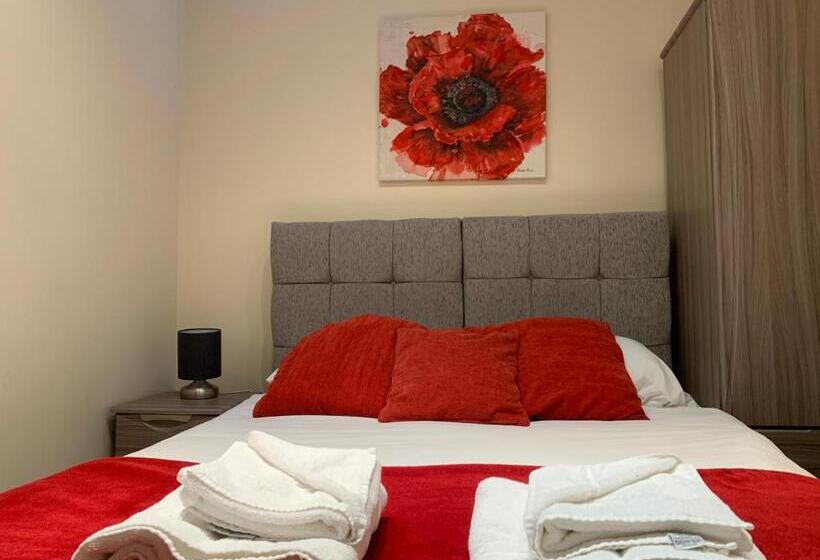 Отель Market Place Serviced Apartments, Leek