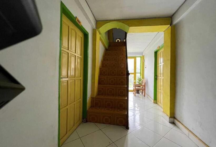 בית מלון כפרי Oyo 93296 Kost Gowa