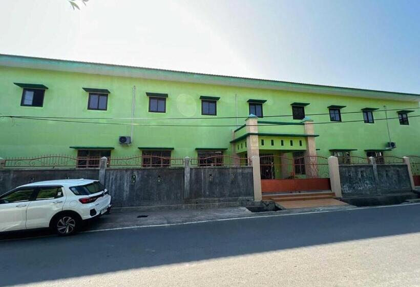 בית מלון כפרי Oyo 93296 Kost Gowa