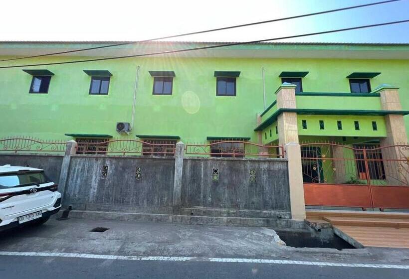 בית מלון כפרי Oyo 93296 Kost Gowa