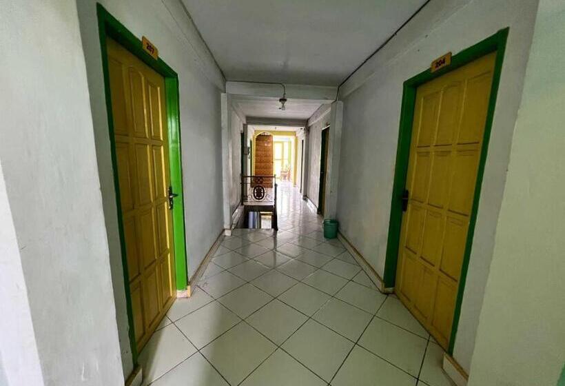 בית מלון כפרי Oyo 93296 Kost Gowa