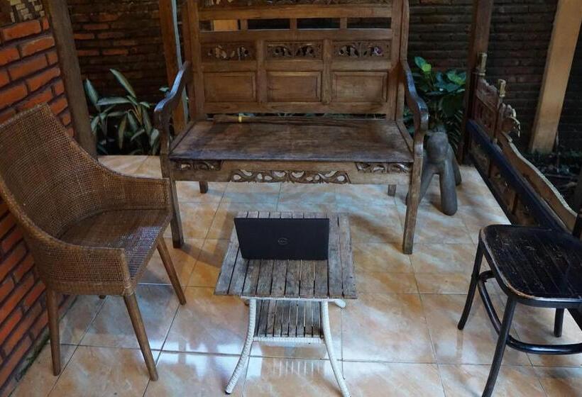 Отель Oyo 93300 Homestay Puri Anggrek Syariah   Wage