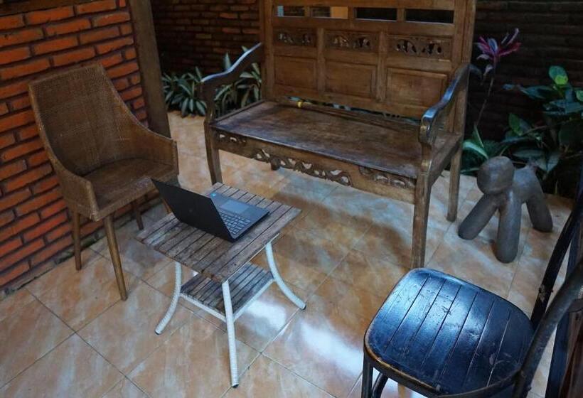 Отель Oyo 93300 Homestay Puri Anggrek Syariah   Wage