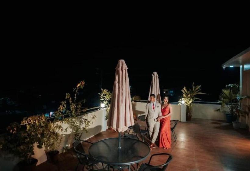 هتل Rich Vania Suites