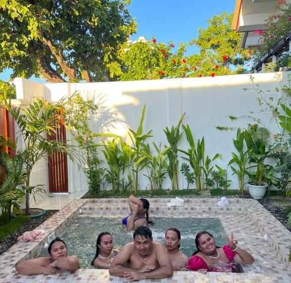 هتل Rich Vania Suites