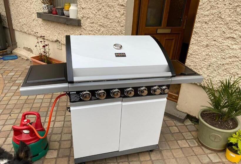 Отель The Original Sleeping Giant Lodge Farm Stay, Meet The Animals