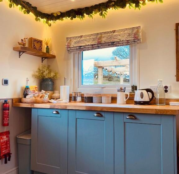 Отель The Original Sleeping Giant Lodge Farm Stay, Meet The Animals