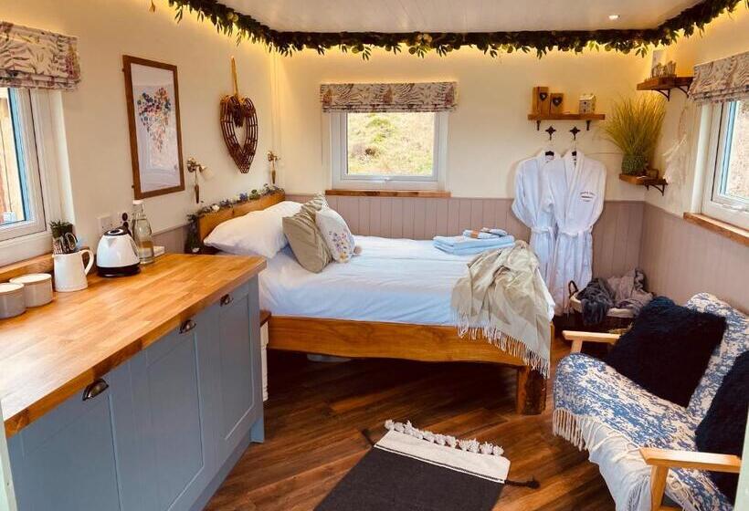 Отель The Original Sleeping Giant Lodge Farm Stay, Meet The Animals