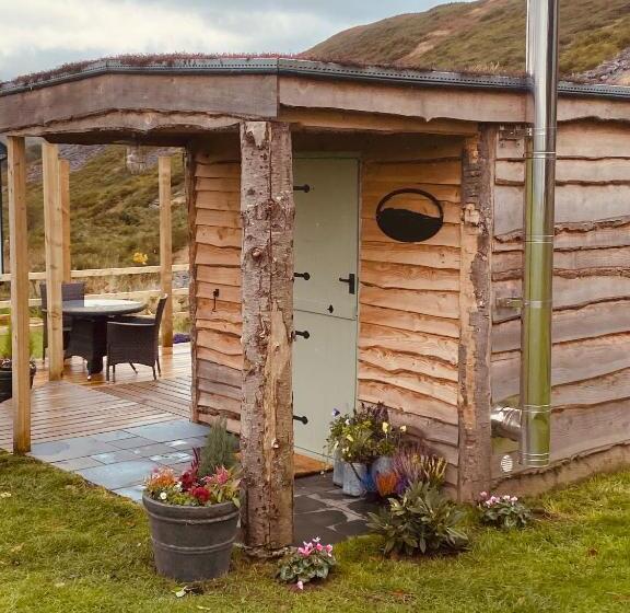 Отель The Original Sleeping Giant Lodge Farm Stay, Meet The Animals