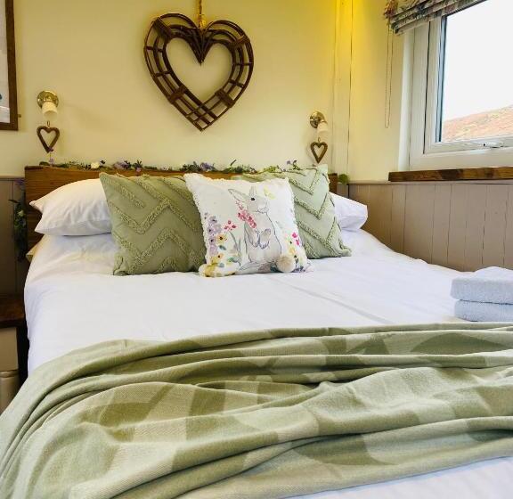 Отель The Original Sleeping Giant Lodge Farm Stay, Meet The Animals