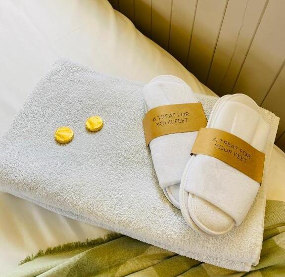 Отель The Original Sleeping Giant Lodge Farm Stay, Meet The Animals