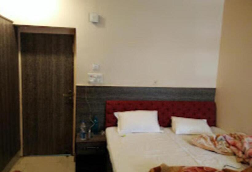 בית מלון כפרי Supriya International   Bihar