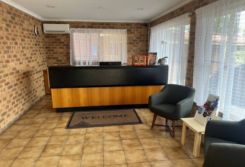 מוטל Clock Tower Motor Inn