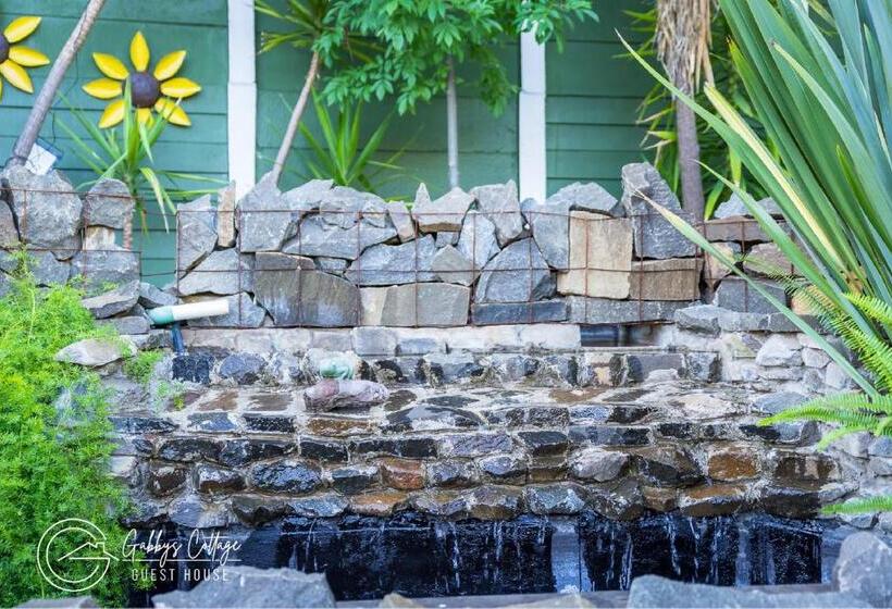 ペンション Gabbys Cottage Guesthouse