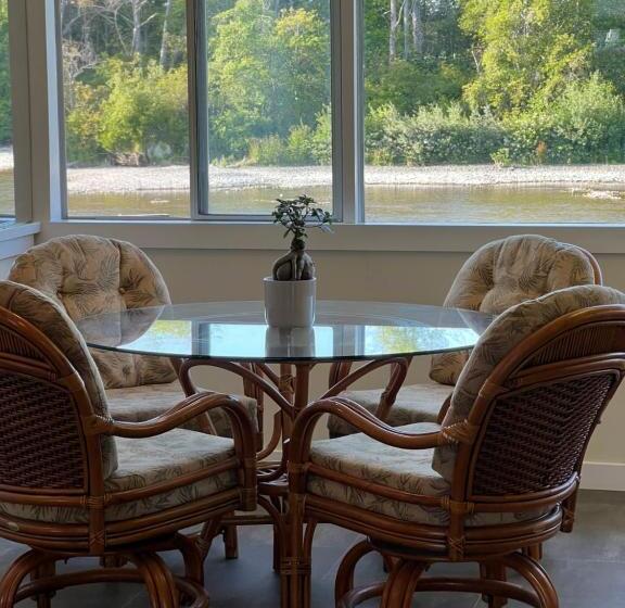 פנסיון River House