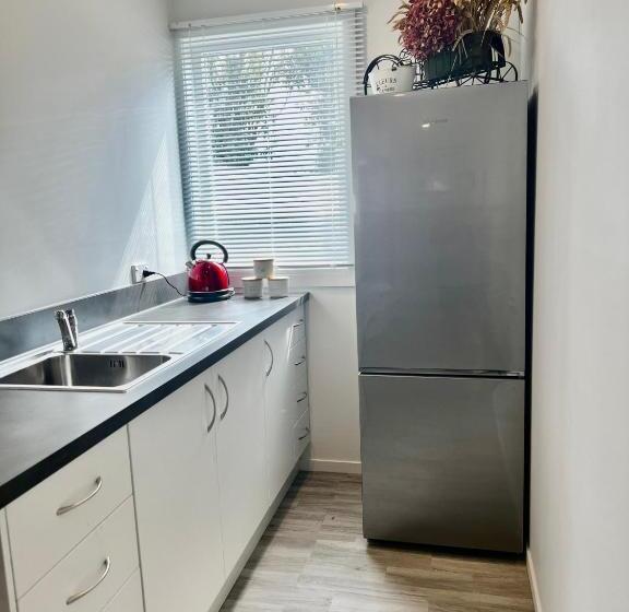 פנסיון Short Stay  Entire Guesthouse!