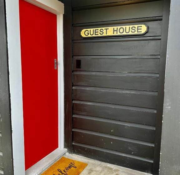 פנסיון Short Stay  Entire Guesthouse!