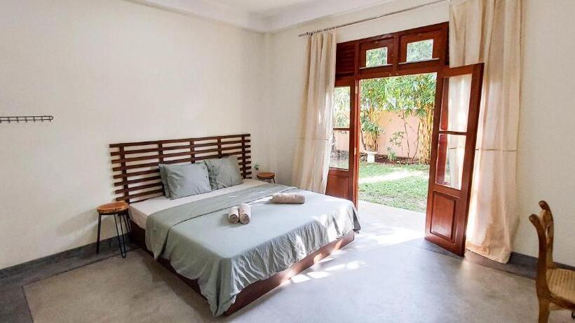 פנסיון The Native Weligama