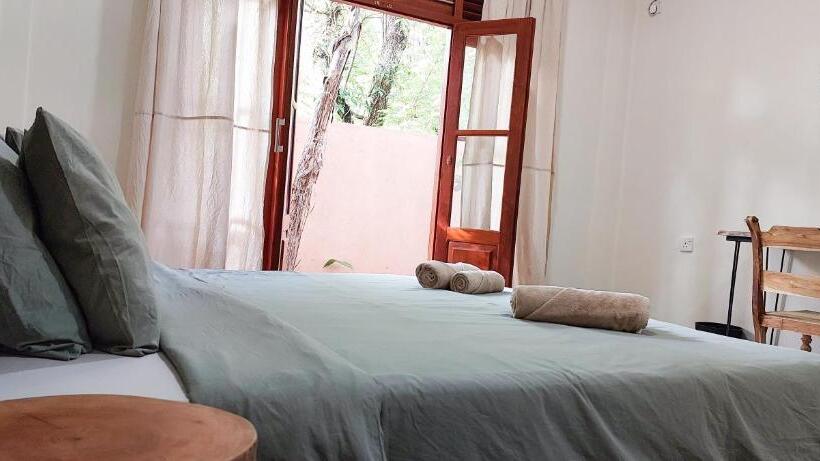 פנסיון The Native Weligama