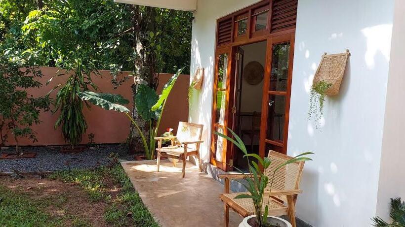 פנסיון The Native Weligama