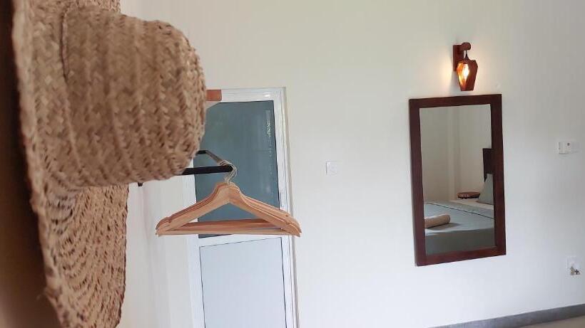 פנסיון The Native Weligama