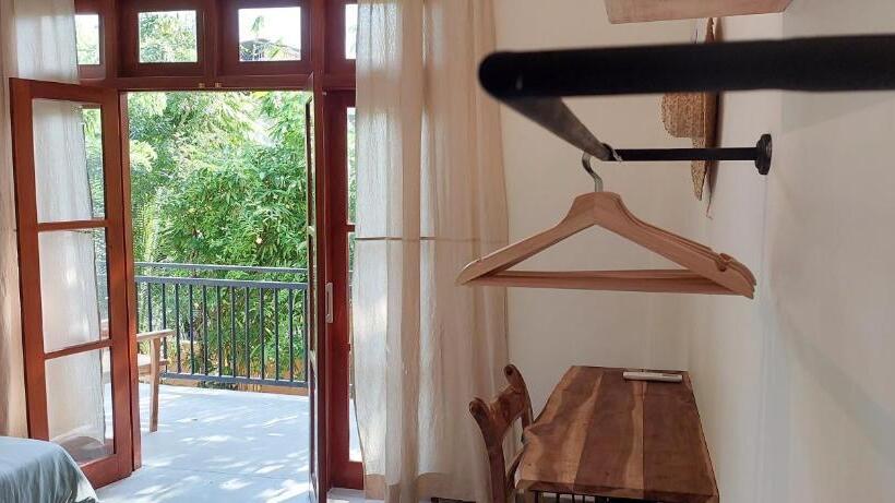 פנסיון The Native Weligama