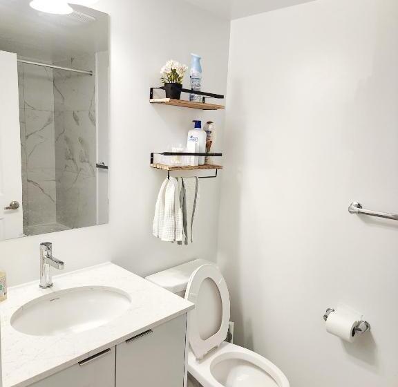 بنسيون Toronto Downtown Midtown North York Newly Built Modern Bright Room