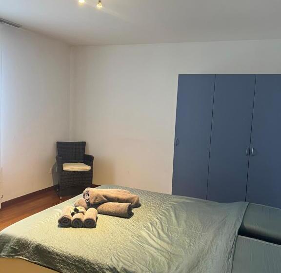 פנסיון Yellow House Guest House