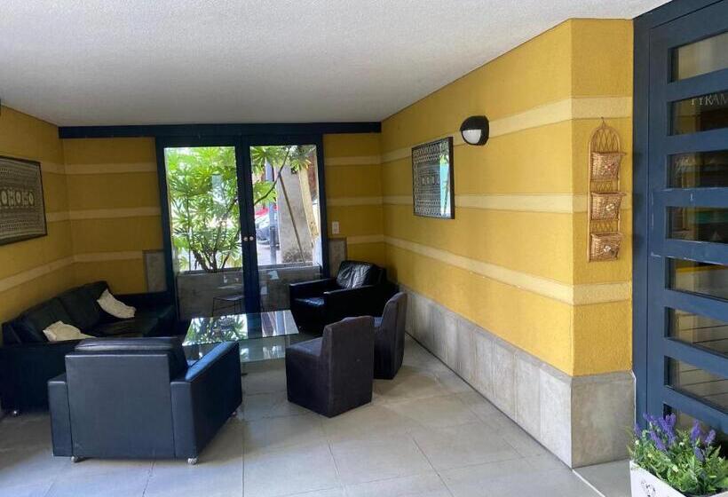 פנסיון Yellow House Guest House