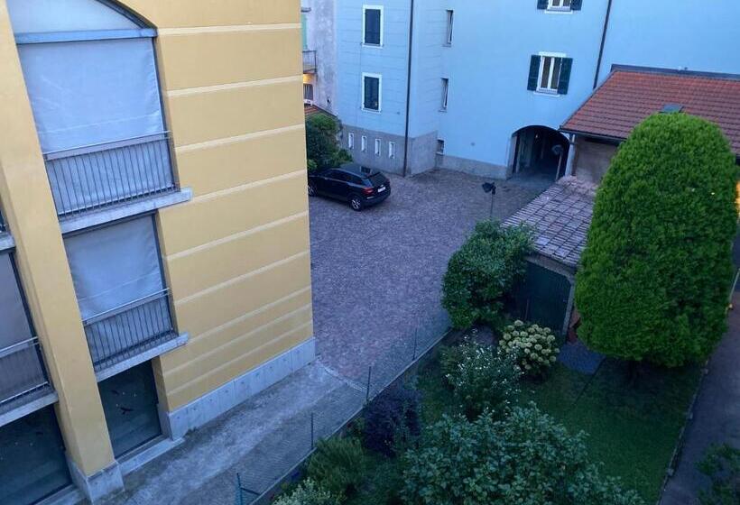 פנסיון Yellow House Guest House