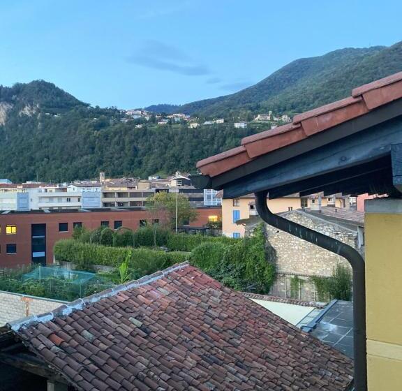 פנסיון Yellow House Guest House