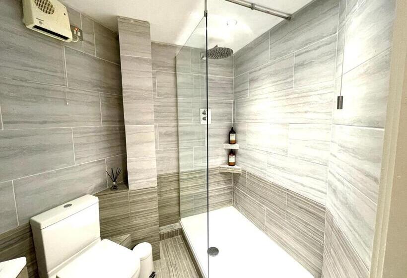 Rooms Near Me   Lux 2 Bed Apartment, Walsall City Centre, Smart Tv, Ensuite, M6 J9, Parking Nearby