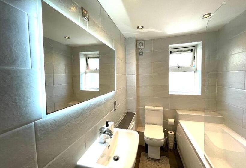 Rooms Near Me   Lux 2 Bed Apartment, Walsall City Centre, Smart Tv, Ensuite, M6 J9, Parking Nearby