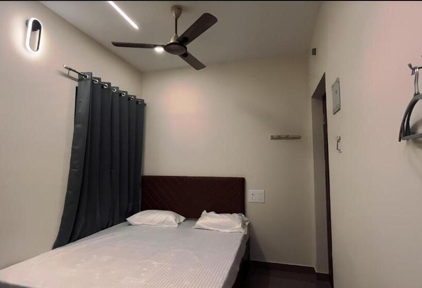 Общежитие Coastal Inn