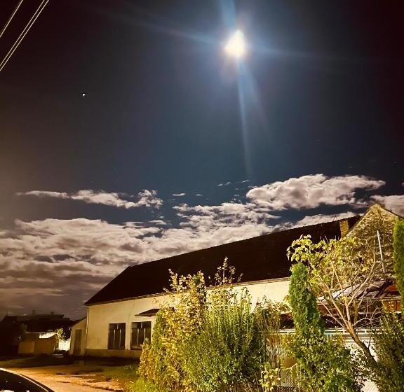 تختخواب و صبحانه Eagle House