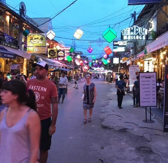 تختخواب و صبحانه Oliveo