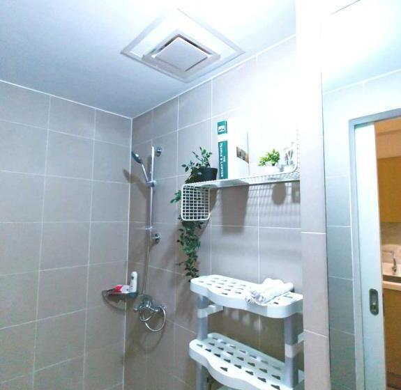 Cozy Oasis, Mountain + Skyline View, Free Pool